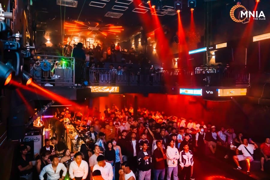 The view from the mezzanine — VIP level in front, the whole floor below in red