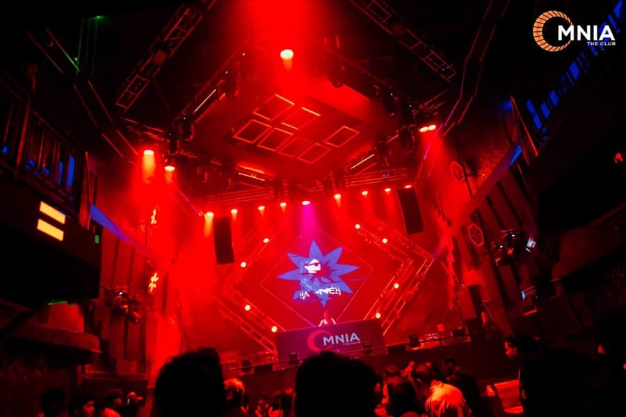 The room in deep red, truss and LED diamond above the booth